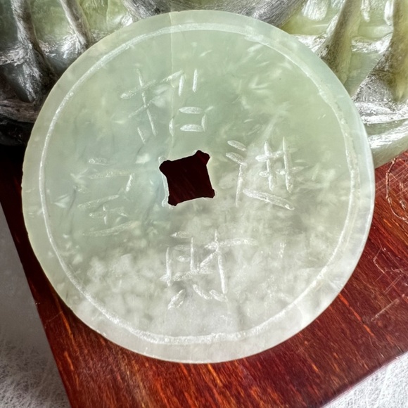 🌸 3 Legged Green Jade Frog w/ Jade Coin on display Wood - Picture 7 of 15